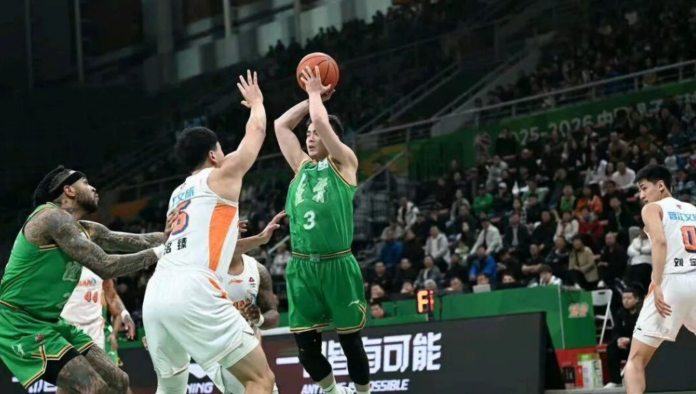 KOK体育官方网站-辽宁男篮战胜福建男篮，赛后收获三大惊喜，新大外无缝衔接，冲击八强